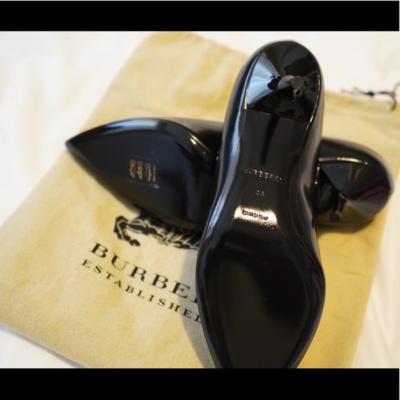 Authentic Burberry Patent Pump in Black NWOT - Picture 5 of 6